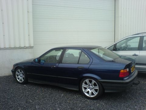 BMW 320i (1993)