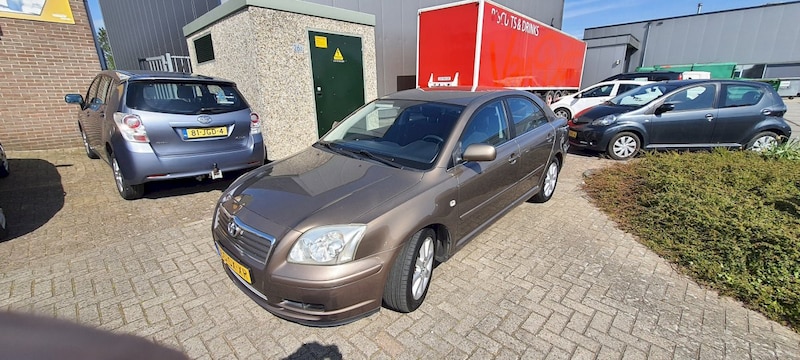 Toyota Avensis 1.8 16v VVT-i Luna (2006)