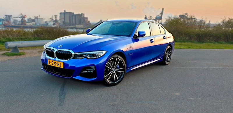 BMW 330e (2020)
