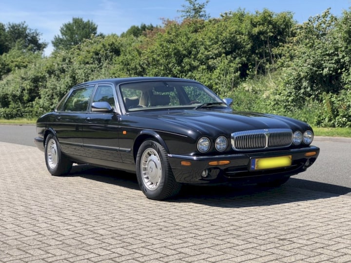 Daimler V8 LWB 4.0 (2002)