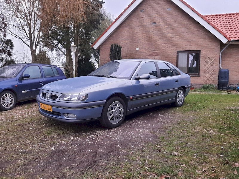 Renault Safrane RXE 2.5 (1999)