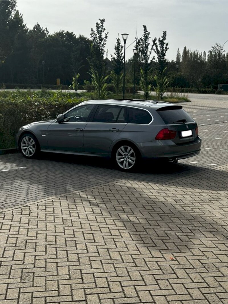 BMW 330d Touring Luxury Line (2012)