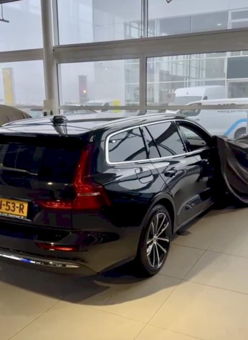 Volvo V60 T6 Plug-in Hybrid AWD Essential Edition (2024)