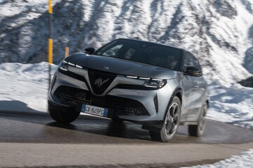 Alfa Romeo Junior Ibrida Q4: meer techniek voor minder prestaties