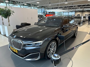 BMW 745e (2020)