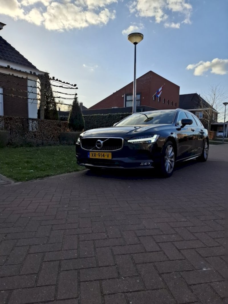 Volvo V90 T4 Momentum (2019)
