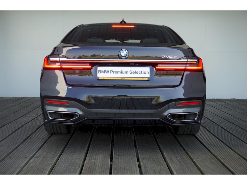 BMW 745e (2020)