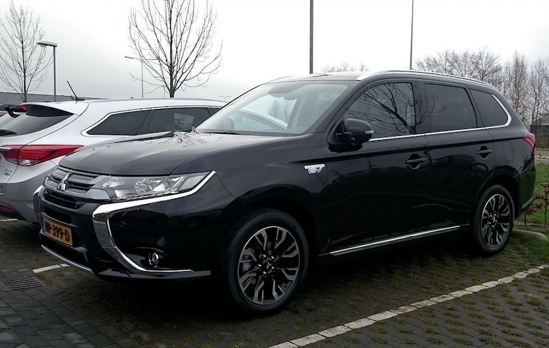 Mitsubishi Outlander PHEV Instyle+ (2015)