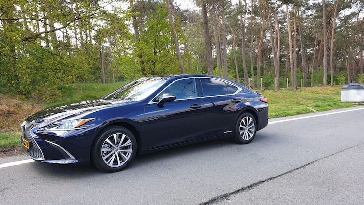 Lexus ES 300h Business Line (2019)