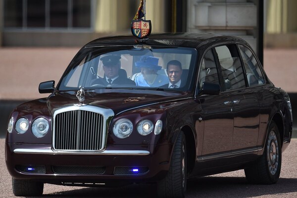 Queen Elizabeth in haar speciale Bentley (ANP)