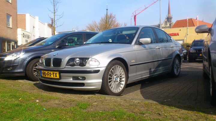 BMW 320i Executive (2000)