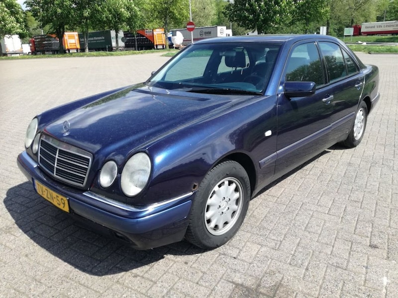 Mercedes-Benz E 220 CDI Elegance (1998)