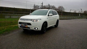 Mitsubishi Outlander PHEV Instyle (2015)