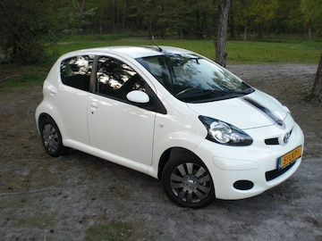 Toyota Aygo 5-deurs hatchback Xcite-white (2010)
