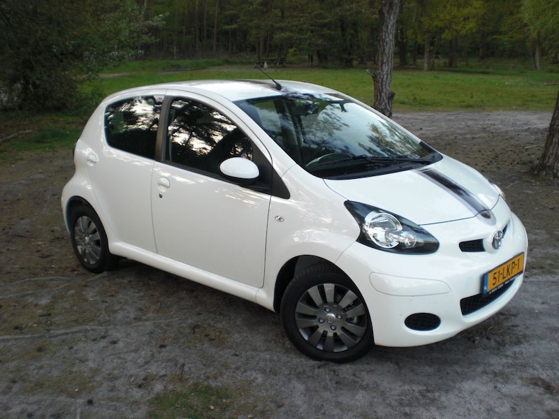Toyota Aygo 5-deurs hatchback Xcite-white (2010)