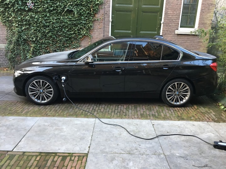 BMW 330e iPerformance (2016)