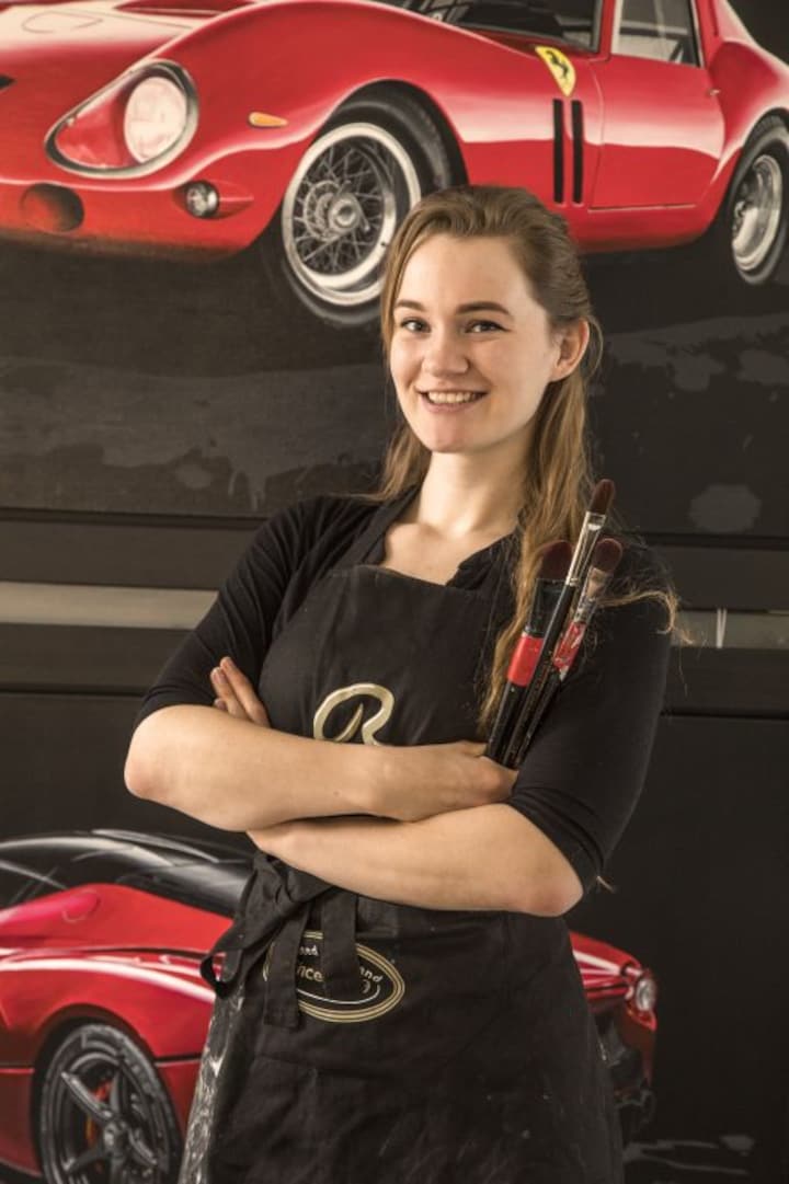Brigitt Reuvers schildert supercars en klassiekers