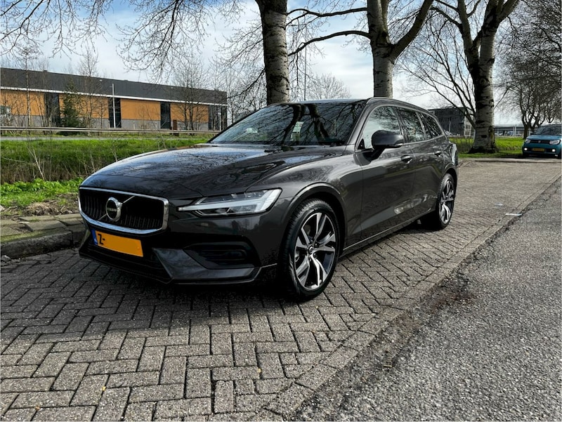 Volvo V60 B3 Essential Edition (2024)