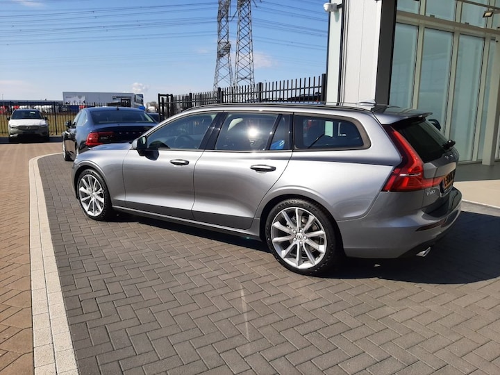 Volvo V60 B3 Momentum Advantage (2021)