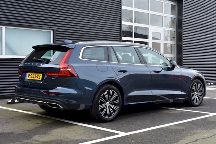 Volvo V60 B4 Momentum Business (2022)