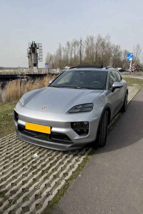 Porsche Macan 4S Electric (2024)