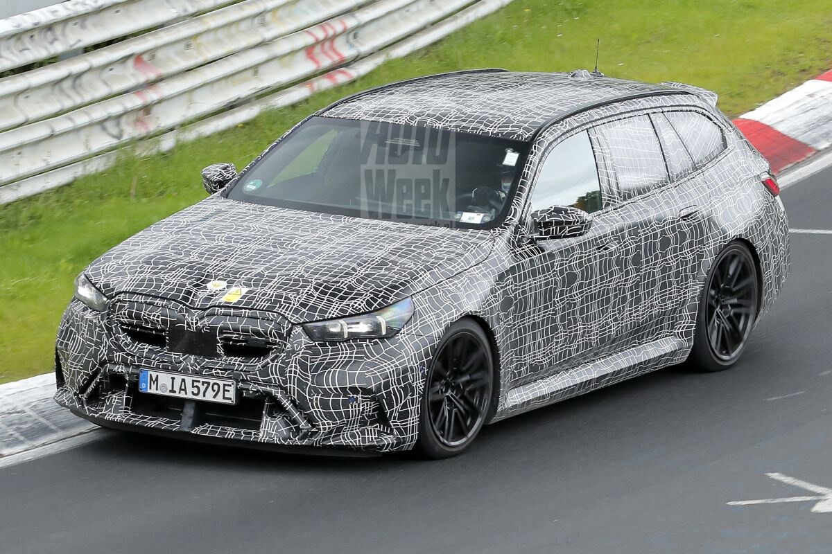 BMW M5 Sedan and M5 Touring race around the Nürburgring - Techzle