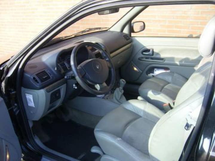 Renault Clio 1.6 16V Initiale (2002)
