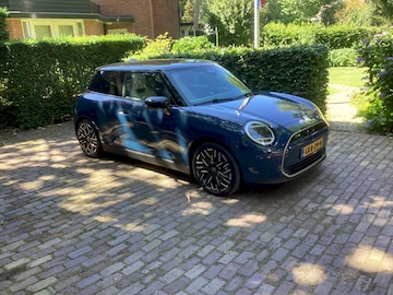 Mini Cooper E Favoured (2024)