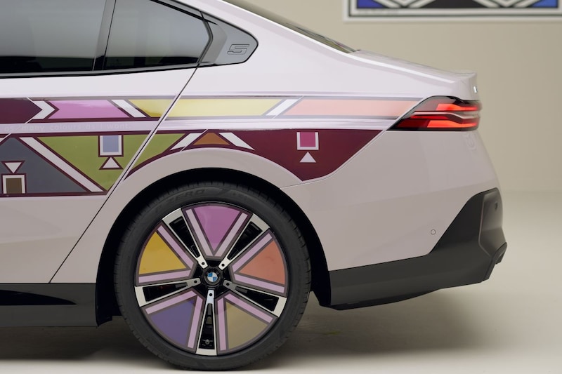 The ‘paint’ of this BMW i5 can display all kinds of colors and even animations The ‘paint’ of this BMW i5 can display all kinds of colors and even animations