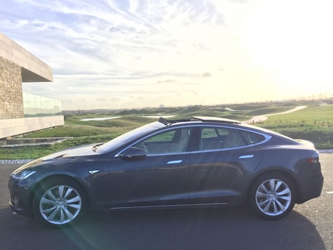 Tesla Model S 85D (2015)