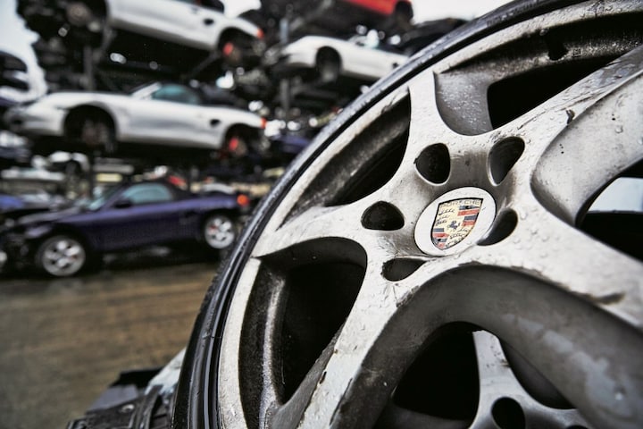 autosloperij met exotische wrakken