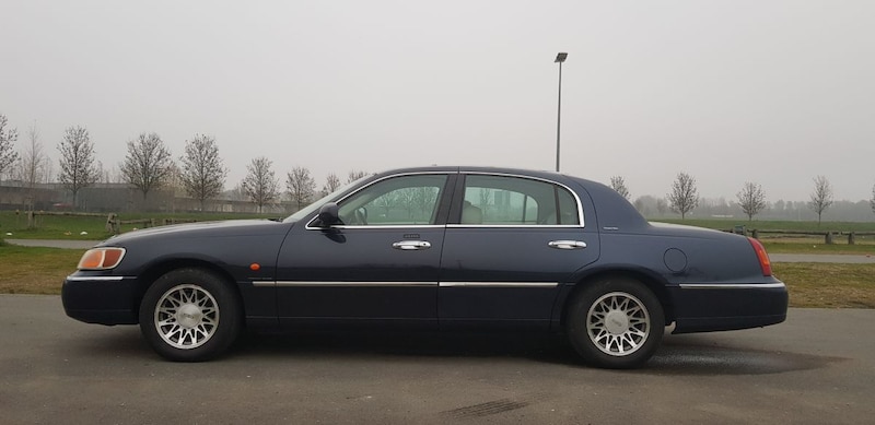 Lincoln Town Car (2000)