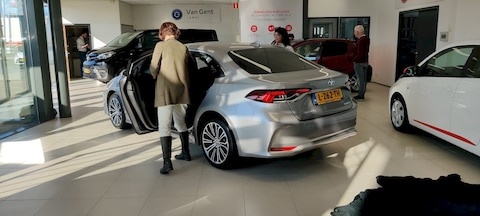 Toyota Corolla Sedan 1.8 Hybrid Dynamic