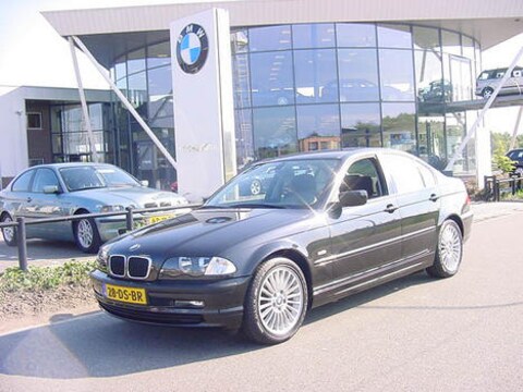BMW 323i Executive (1999)