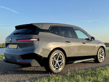 BMW iX xDrive40 (2023)