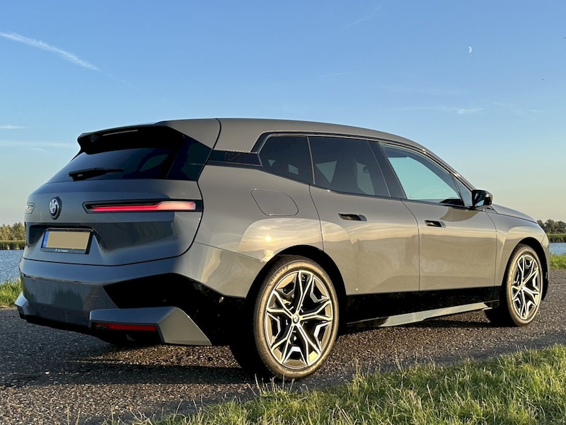 BMW iX xDrive40 (2023)