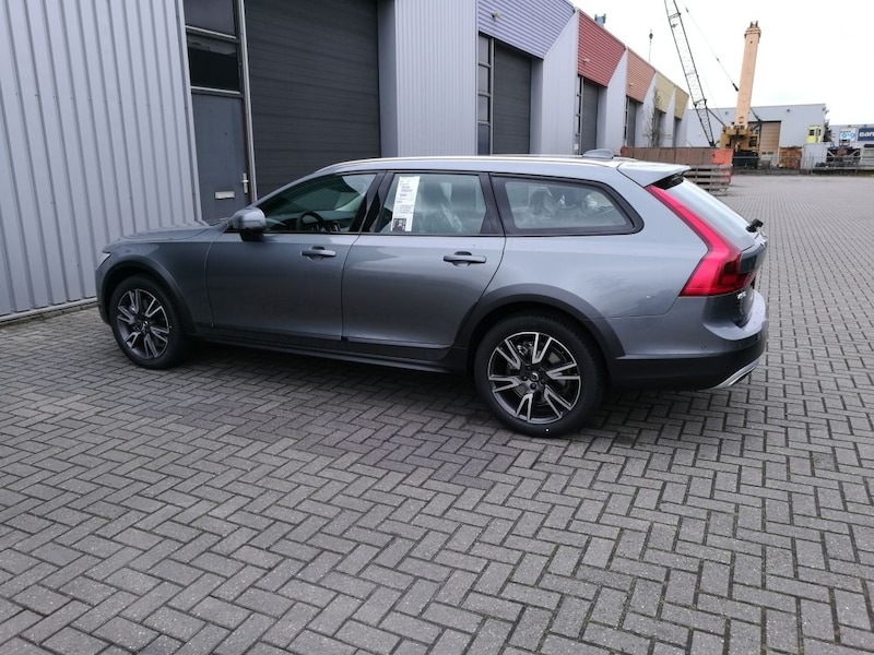Volvo V90 Cross Country T5 AWD Pro (2017)