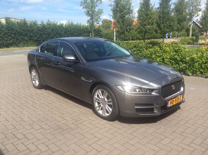 Jaguar XE 20t Prestige (2015)