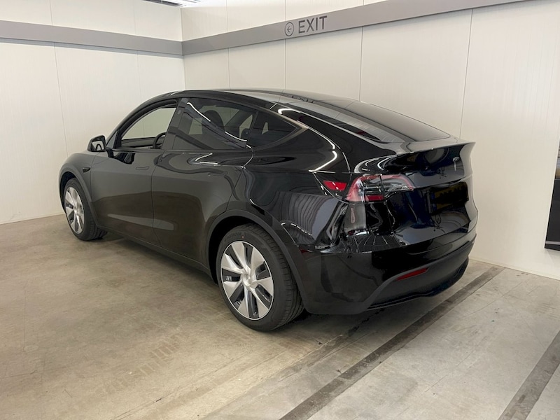 Tesla Model Y (2024)