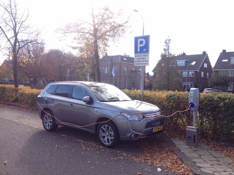 Mitsubishi Outlander PHEV Executive Edition (2014)