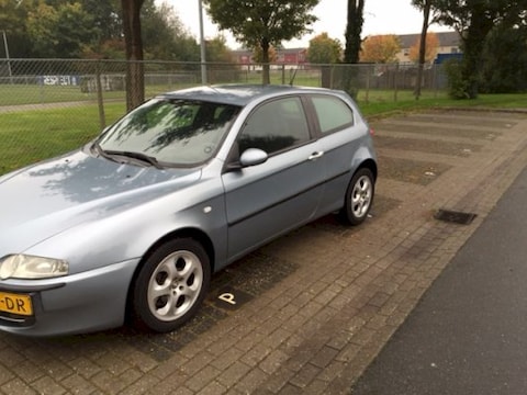Alfa Romeo 147 1.6 T.Spark 16V Distinctive (2001)