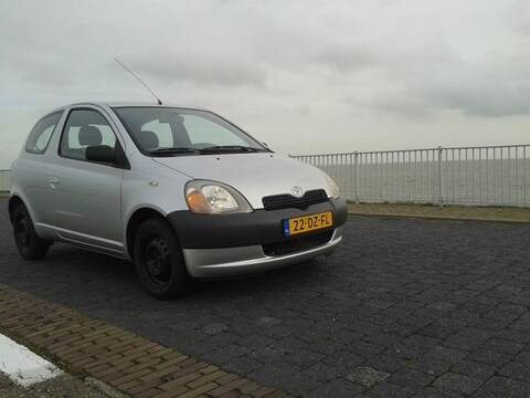 Toyota Yaris 1.0 16v VVT-i Linea Terra (2000)