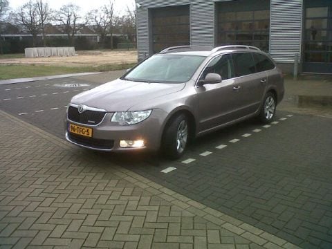 Skoda Superb Combi 1.6 TDI Greenline Ambition Bus. (2012)