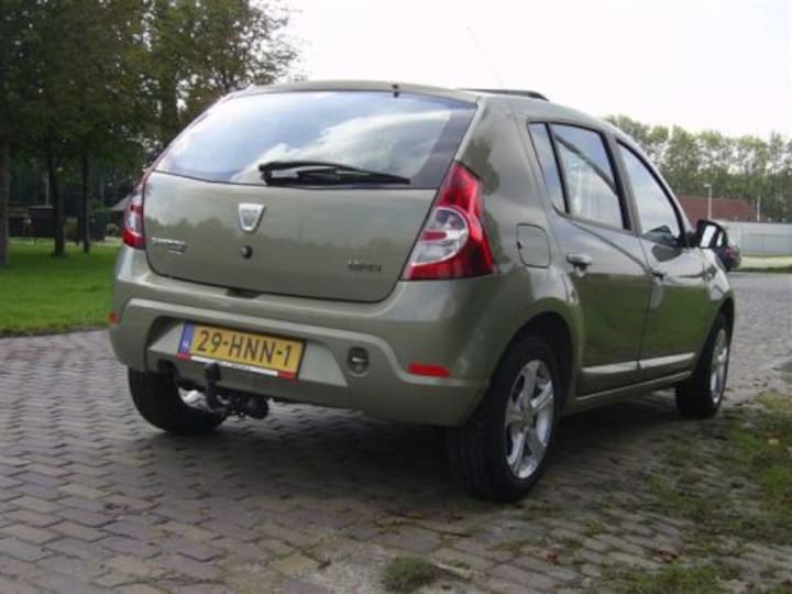 Dacia Sandero 1.6 Lauréate (2009)