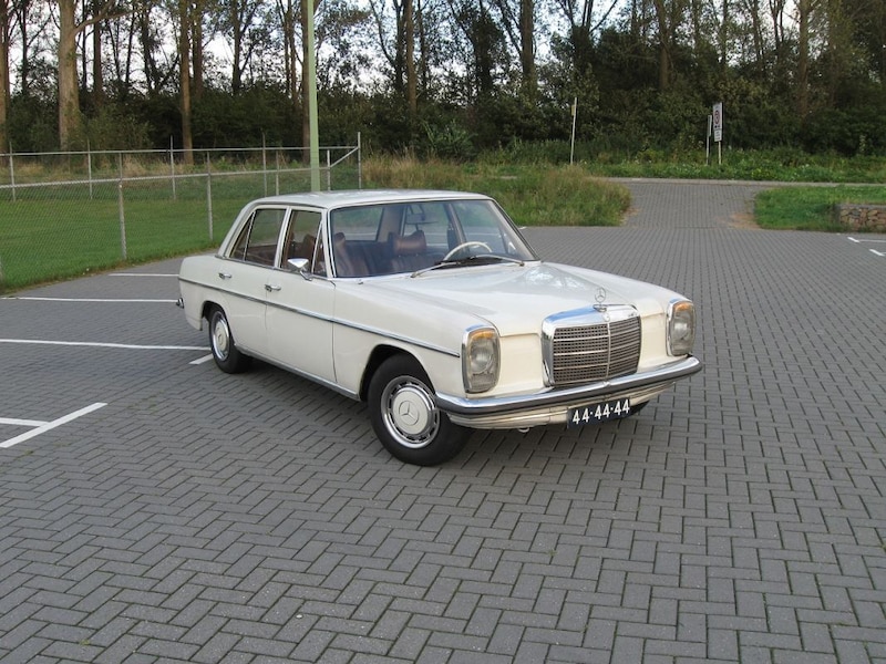 Mercedes-Benz 220 (1972)