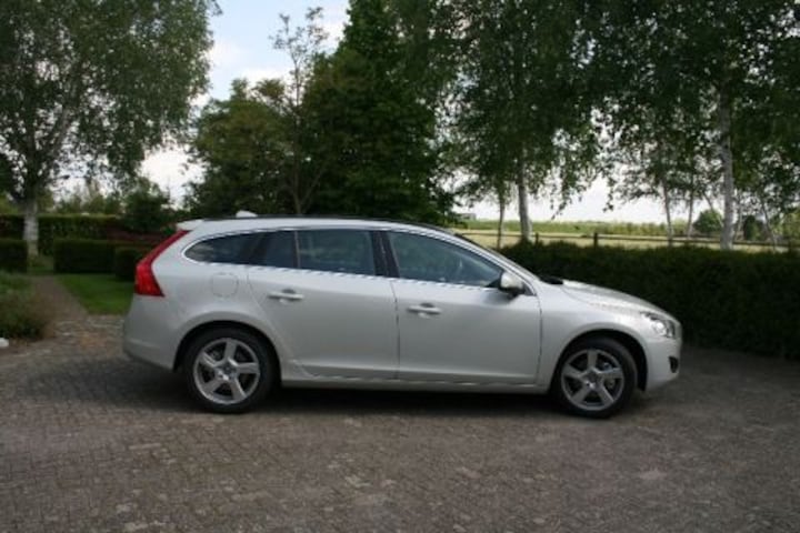 Volvo V60 DRIVe Momentum (2012)