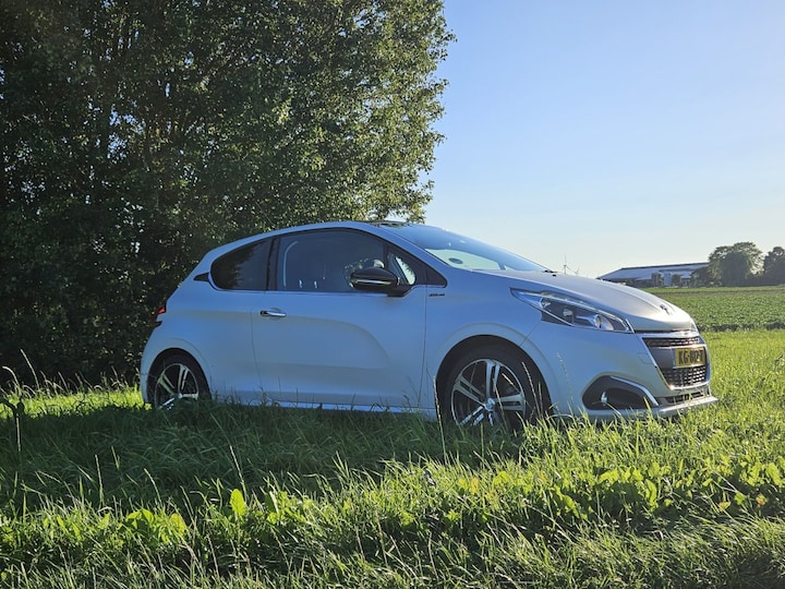 Peugeot 208 GT-line 1.2 PureTech 110 (2016)