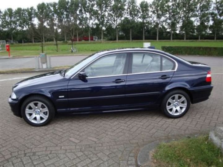 BMW 320i Executive (1999)