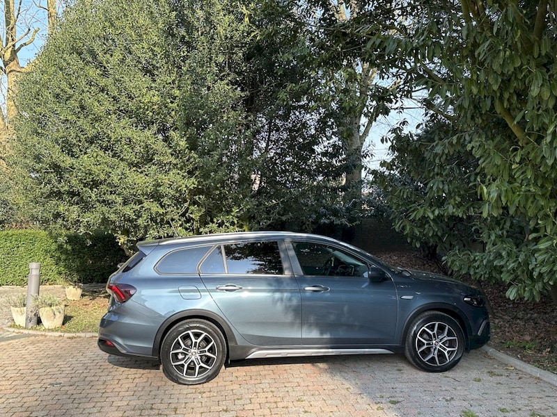 Fiat Tipo Station Wagon 1.5 Hybrid Cross (2023)