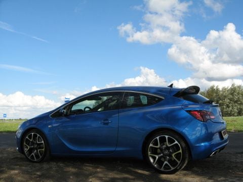 Opel Astra GTC 2.0 Turbo OPC (2012)